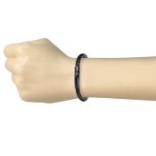 Černý kožený náramek se sponou v kombinaci s černou chirurgickou ocelí