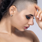 Kruhové kloubové náušnice s čirými zirkony