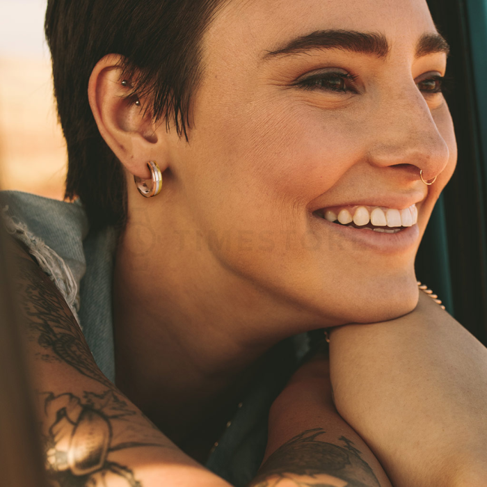 Tribarvni okrogli uhani iz kirurškega jekla z zgibnim zapenjanjem