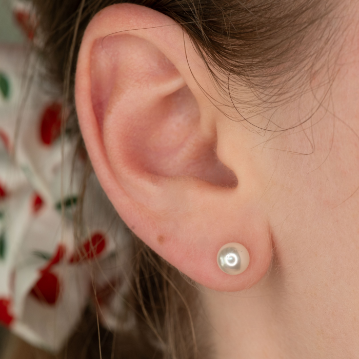 Srebrne naušnice na čepić s biserom